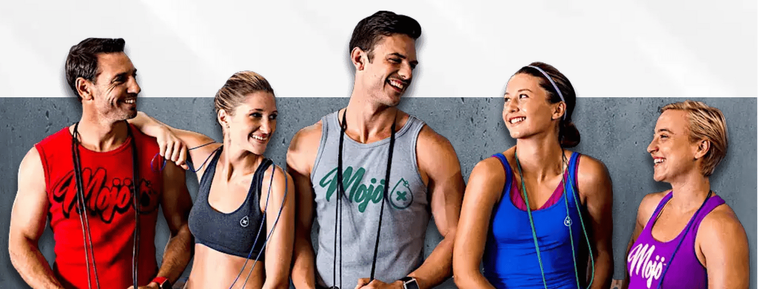 Das Mojo-Team — fünf Freunde in Mojo-Tanks lachen zusammen